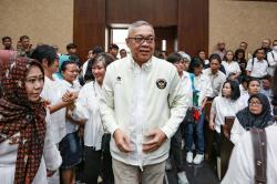 Gaya Hari Karyuliarto saat Vonis 4,5 Tahun Penjara, Jaket Timnas Jadi Sorotan