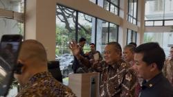 Rupiah Tembus Rp17.400, Bos BI Pilih Bungkam usai Rapat di Kemenko