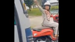 Viral! Pemotor Guru Perempuan di Magetan Adang Bus Terobos Lampu Merah<
