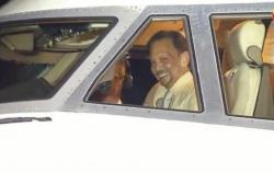 Momen Sultan Brunei Terbangkan Sendiri Pesawat Jumbo Boeing 747 ke Filipina