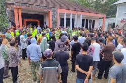 Kadus di Banjarnegara Masuk Rumah Bidan Lewat Jendela, Digeruduk Warga Tuntut Dipecat<