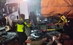 Kecelakaan Beruntun Truk Tronton Tabrak Bus dan Truk di Lamongan, Sopir Diduga Ngantuk<