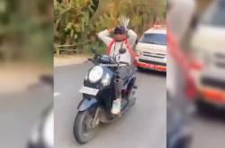 Viral Pemotor di Makassar Lepas Tangan Sambil Halangi Ambulans, Begini Reaksi Netizen<