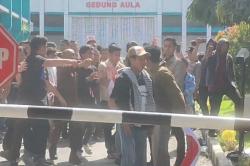 Demo Korupsi Jembatan Cirauci di Kejati Sultra Ricuh, Sejumlah Orang Diamankan<