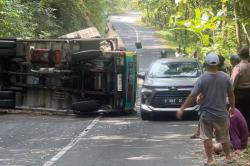 Gagal Menanjak, Truk Pengangkut Ekskavator Terguling di Tanjakan Bibis Kulonprogo