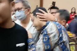 Momen Rocky Gerung Peluk Nadiem jelang Sidang Kasus Korupsi Laptop Chromebook