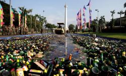 Ribuan Botol Miras Hasil Razia Dimusnahkan di Monas