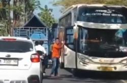 Kecelakaan di Bangkalan, Pikap Senggol Bus Rombongan Calon Haji di Bangkalan<