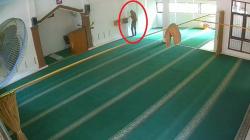 Spesialis Pencurian Perlengkapan Masjid di Sukabumi Terekam CCTV, Modus Pura-Pura ke Toilet<