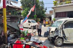 Mobil SPPG Tabrak 2 Gerobak Pedagang di Bekasi, 1 Orang Luka Berat