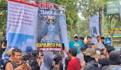 Warga Demo Polresta Pati, Desak Kapolresta Dicopot Buntut Kasus Kiai Cabul<