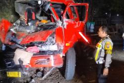 Kecelakaan Maut Truk Kontainer Tabrak Pohon di Pasuruan, Sopir dan Kernet Tewas<