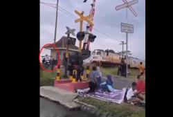 Kecelakaan Maut di Jember, Pemotor Tewas Tertabrak Kereta Api Sangkuriang<