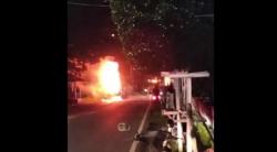Bus di Jember Hangus Terbakar Saat Melintas di Jalan Arwana<