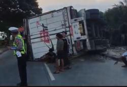 Kecelakaan di Lamongan, Truk Muatan Sabun Terguling gegara Sopir Ngantuk<