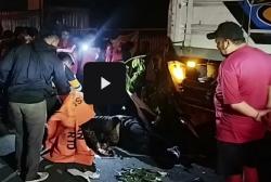 Kecelakaan Maut di Mojokerto, Pemotor Tewas Tabrak Truk Parkir gegara Asyik Main HP<