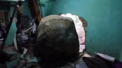 Dihantam Batu Besar Meluncur dari Bukit, Begini Kondisi Rumah Warga di Pemalang<