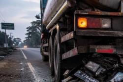 Kecelakaan di Singosari Malang, Pemotor Tewas Tabrak Truk Tangki Parkir di Jalan<