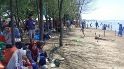 Libur Panjang, Pantai Wonokerto Pekalongan Dipadati Ribuan Wisatawan<