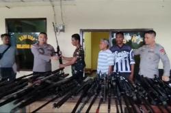 Pascakonflik di Adonara NTT, 52 Senjata Rakitan Diserahkan Warga ke Polres Flores Timur<
