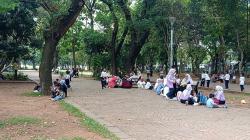 Monas Diserbu Warga saat Libur Panjang, Warga Gelar Tikar hingga Piknik