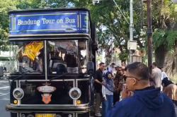 Momen Libur Panjang, Ratusan Wisatawan Rela Antre Demi Naik Bandros di Bandung<