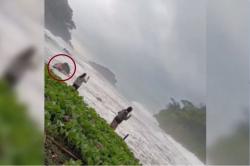 Terekam Video! Wisatawan Tewas Terseret Ombak saat Cari Spot Foto di Pantai Madasari<