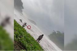 Kronologi Wisatawan Tewas Terseret Ombak di Pantai Madasari, Berawal Naik Karang Cari Spot Foto<