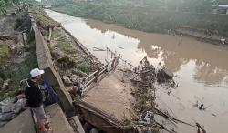 Jembatan Putus Diterjang Banjir, Warga 2 Kecamatan di Kendal Terisolasi<