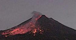 Gunung Merapi Luncurkan 2 Kali Awan Panas Guguran Hari Ini, Status Siaga<
