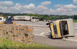 Truk Obat Rumput Terguling di Tol Semarang-Solo, Sopir dan Kernet Luka-Luka<