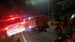 Hindari Kendaraan Oleng, Truk Penuh Muatan Ayam Terguling di Cianjur<