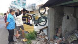 Kecelakaan di Jombang, Truk Hantam Pagar Rumah Warga<