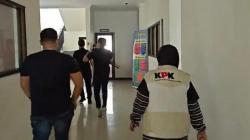 Dikawal Ketat Polisi, KPK Geledah Dinkes Ponorogo Pengembangan Kasus OTT Mantan Bupati<