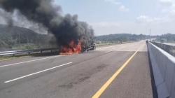 Truk Terbakar Hebat di Tol Cisumdawu, Api Berasal dari Roda Belakang<