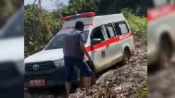 Ambulans Bawa Pasien Terjebak Longsor di Mamuju<
