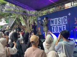 Anggis Devaki Ramaikan Music Zone iNews Campus Connect UNS, Mahasiswa Nyanyi Bareng!