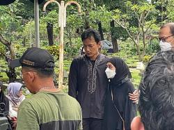 Tangis Fedi Nuril Pecah saat Makamkan Jenazah Ibunda Tercinta di TPU Karet Bivak