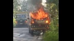 Tak Kuat Menanjak, Truk Bermuatan Mesin Panen Padi Hangus Terbakar di Lamongan<