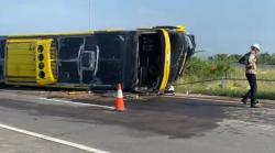 Kecelakaan di Tol Jombang, Bus Sudiro Tungga Jaya Terbalik 10 Orang Terluka