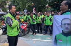 Ratusan Driver Ojol Demo PN Jombang, Desak Hakim Vonis Bebas Nadiem Makarim<