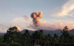 Erupsi Gunung Dukono Sore Ini, Semburkan Abu Vulkanik 1.600 Meter<