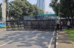 Jelang Demo Ojol, Polisi Pasang Barrier di Jalan Medan Merdeka Selatan Jakpus