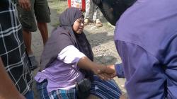 Kelelahan Menunggu Lama, Ibu di Cilegon Pingsan saat Antre Bansos