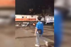 Viral Pemotor Lolos dari Maut usai Terobos Pelintasan di Bandung, Kereta sampai Rem Mendadak<