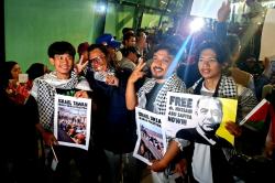 Momen 9 WNI yang Sempat Diculik Israel Tiba di Soetta, Disambut Gema Free Palestine
