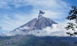 Gunung Semeru 2 Kali Erupsi Siang Ini, Muntahkan Abu Vulkanik 1.000 Meter