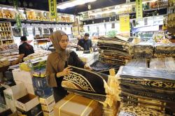 Berburu Oleh-Oleh Haji di Pasar Tanah Abang   