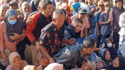 Antre Kupon Daging Kurban di Masjid Simpang Lima Purwodadi, Ribuan Warga Saling Dorong