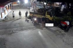 Terekam CCTV! Kecelakaan Motor Tabrak Truk Pengangkut Sapi Kurban di Ponorogo